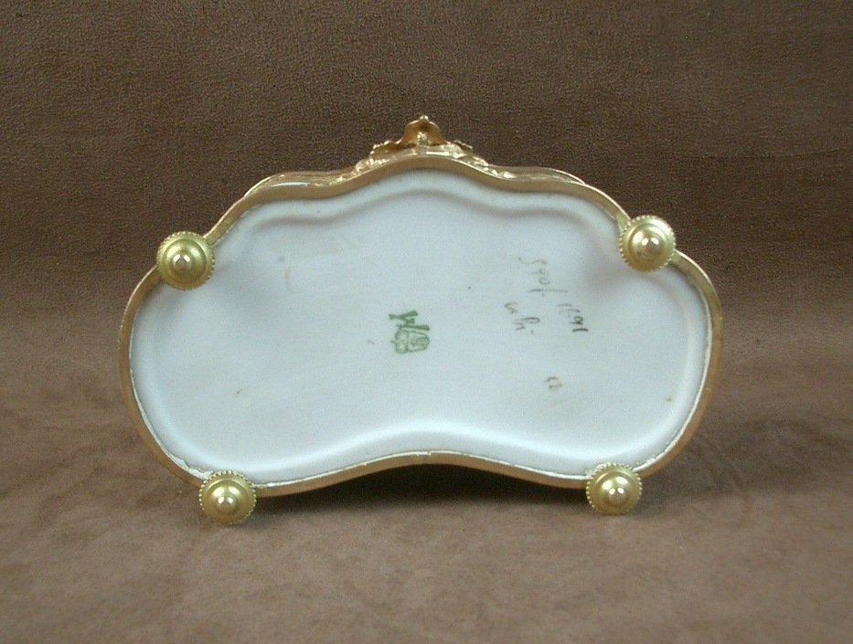 Polylobed Porcelain Biscuit Box With A Gilded Metal Frame-photo-6