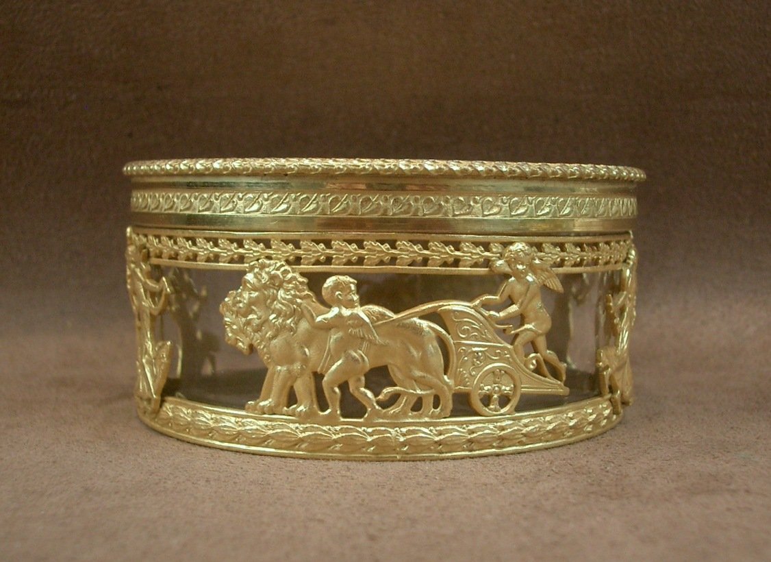 Boite ronde en cristal bronze et laiton doré XIXe siècle 