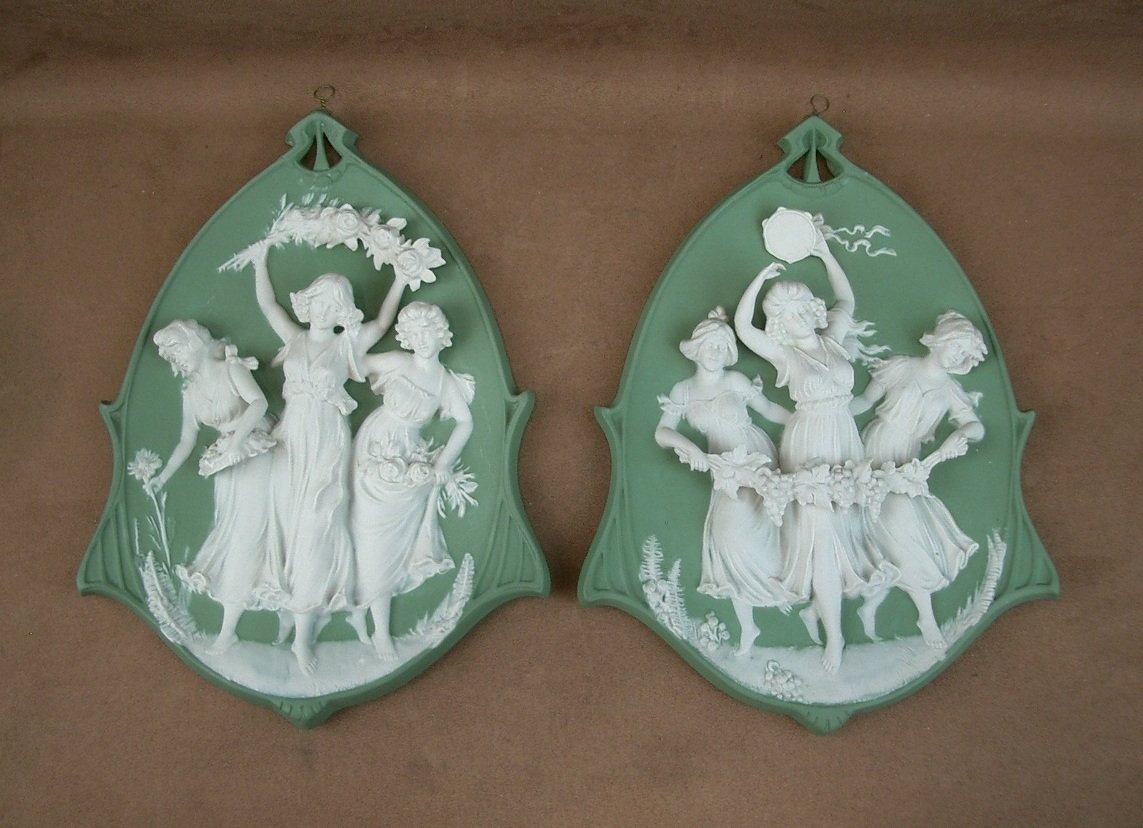 Paire de plaques en biscuit de Porcelaine Art Nouveau Wedgwood vers 1900-photo-2