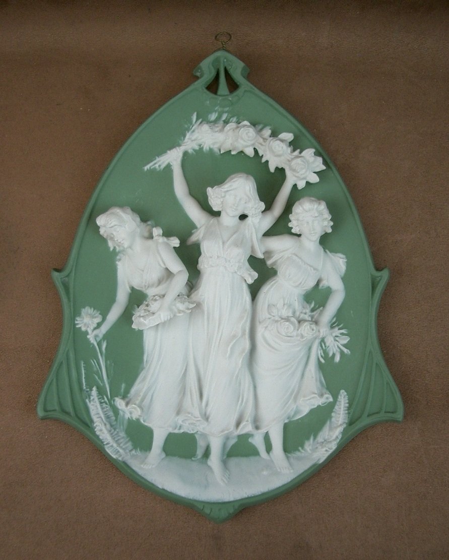 Paire de plaques en biscuit de Porcelaine Art Nouveau Wedgwood vers 1900-photo-3