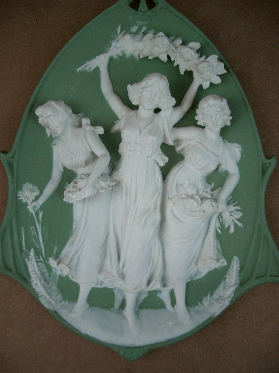 Paire de plaques en biscuit de Porcelaine Art Nouveau Wedgwood vers 1900-photo-1