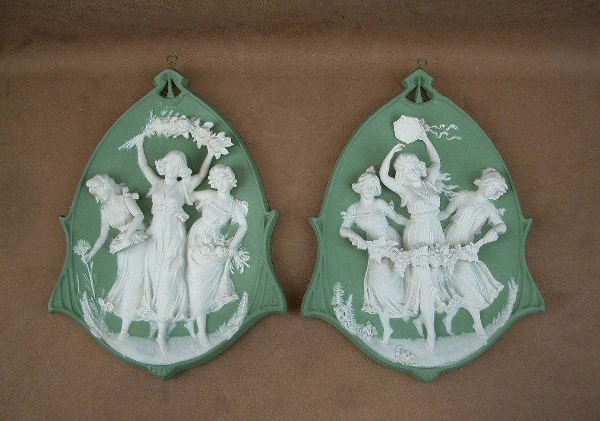 Paire de plaques en biscuit de Porcelaine Art Nouveau Wedgwood vers 1900