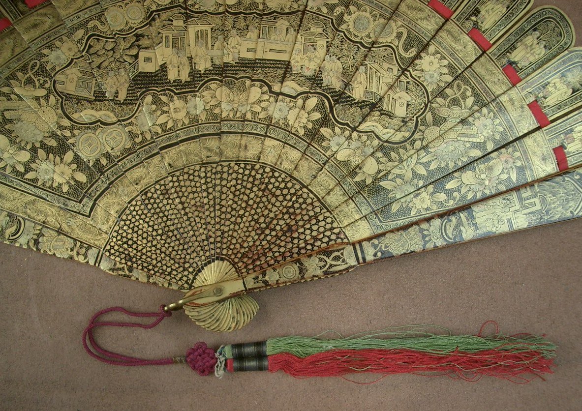 Broken Chinese Lacquer Fan, 19th Century -photo-1