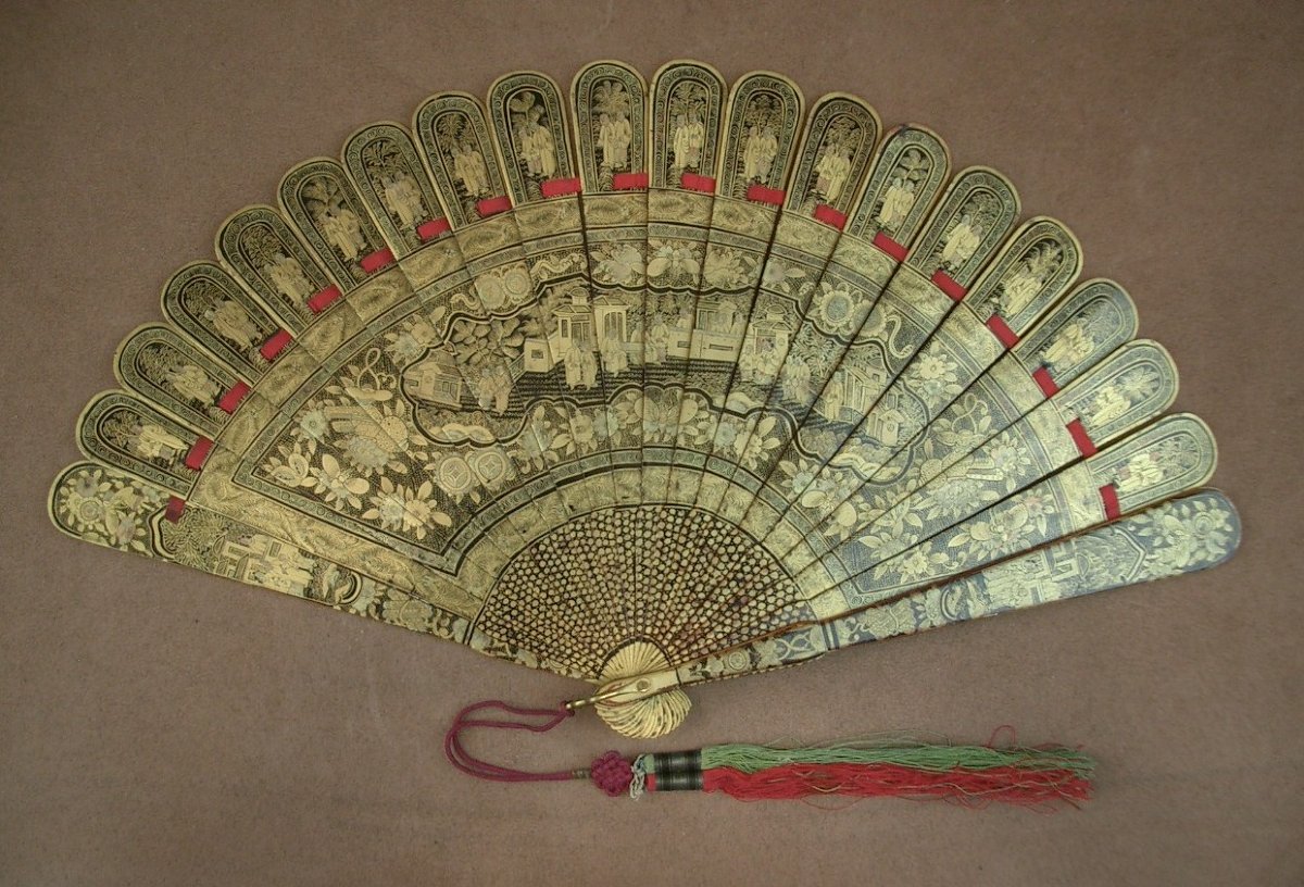 Broken Chinese Lacquer Fan, 19th Century 