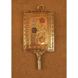 Importante clé de montre à gousset ancienne en métal doré emaillé