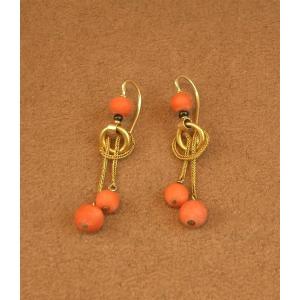 Paire de pendants d'oreille anciens en or 18K et perles de corail 