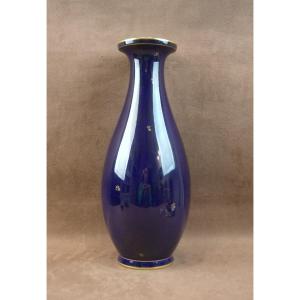 Vase balustre en porcelaine de Sèvres, semis de fleurettes sur fond bleu de four 
