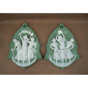 Paire de plaques en biscuit de Porcelaine Art Nouveau Wedgwood vers 1900