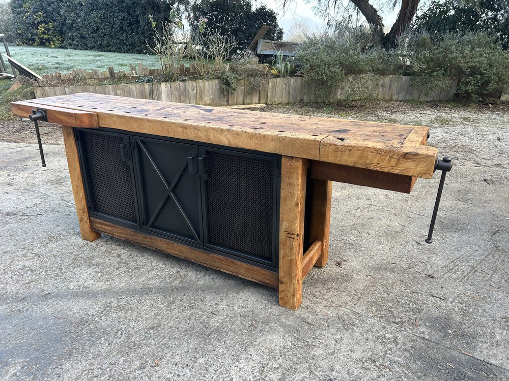 Etabli ancien de menuisier modifié en buffet N°1