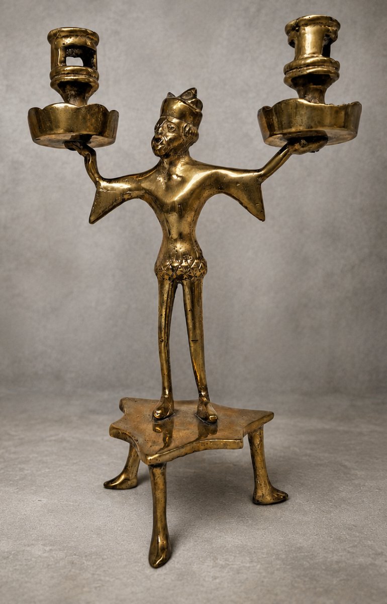 Paire de bougeoirs anthropomorphes anciens en laiton-photo-4