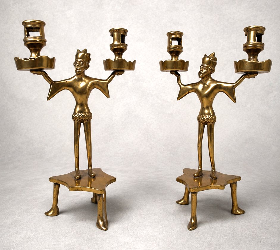 Paire de bougeoirs anthropomorphes anciens en laiton