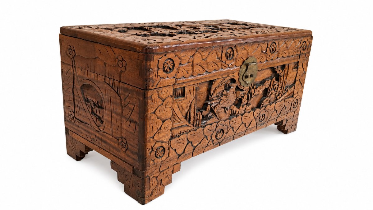  Coffre en Bois de Camphrier Sculpté