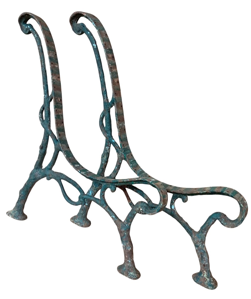 une paire de pieds de banc de jardin anciens en fonte