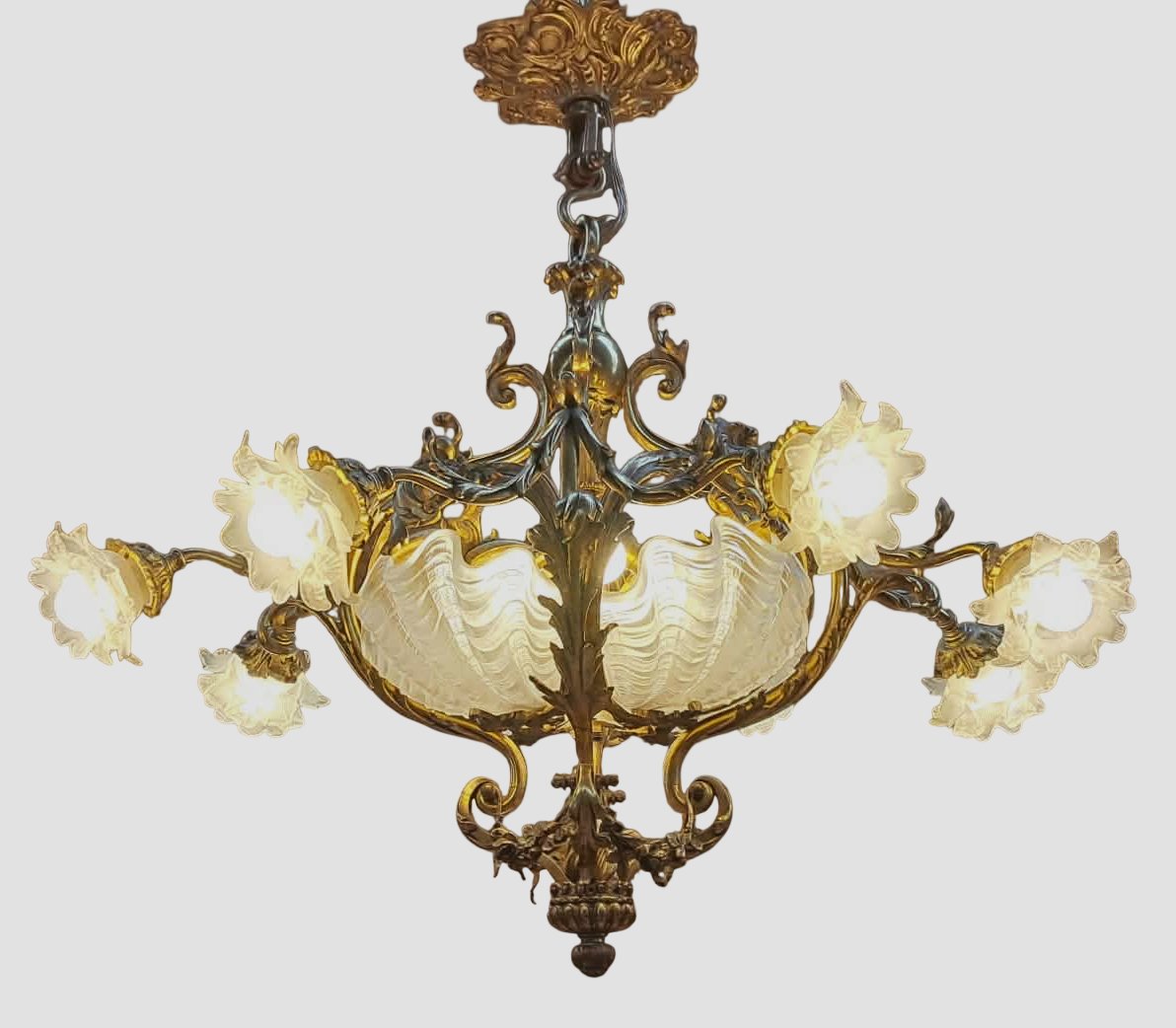 Lustre Majestueux Art Nouveau / Belle Époque en Bronze Ciselé et Verrerie Coquillage – 95 x 95 