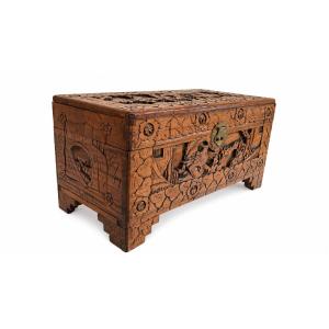 Coffre en Bois de Camphrier Sculpté