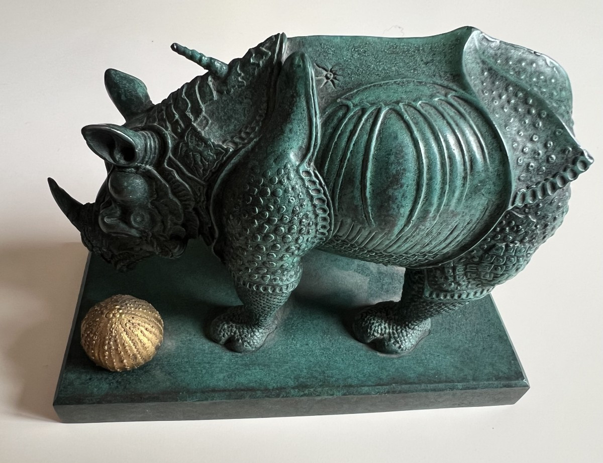 SALVADOR DALÍ (1904-1989) Rhinocéros habillé en dentelle Bronze à patine vert-de-gris et dorée