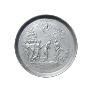 A identifier, 18e, plat en étain à décor religieux, Baptème du Christ, Saint Jean Baptiste
