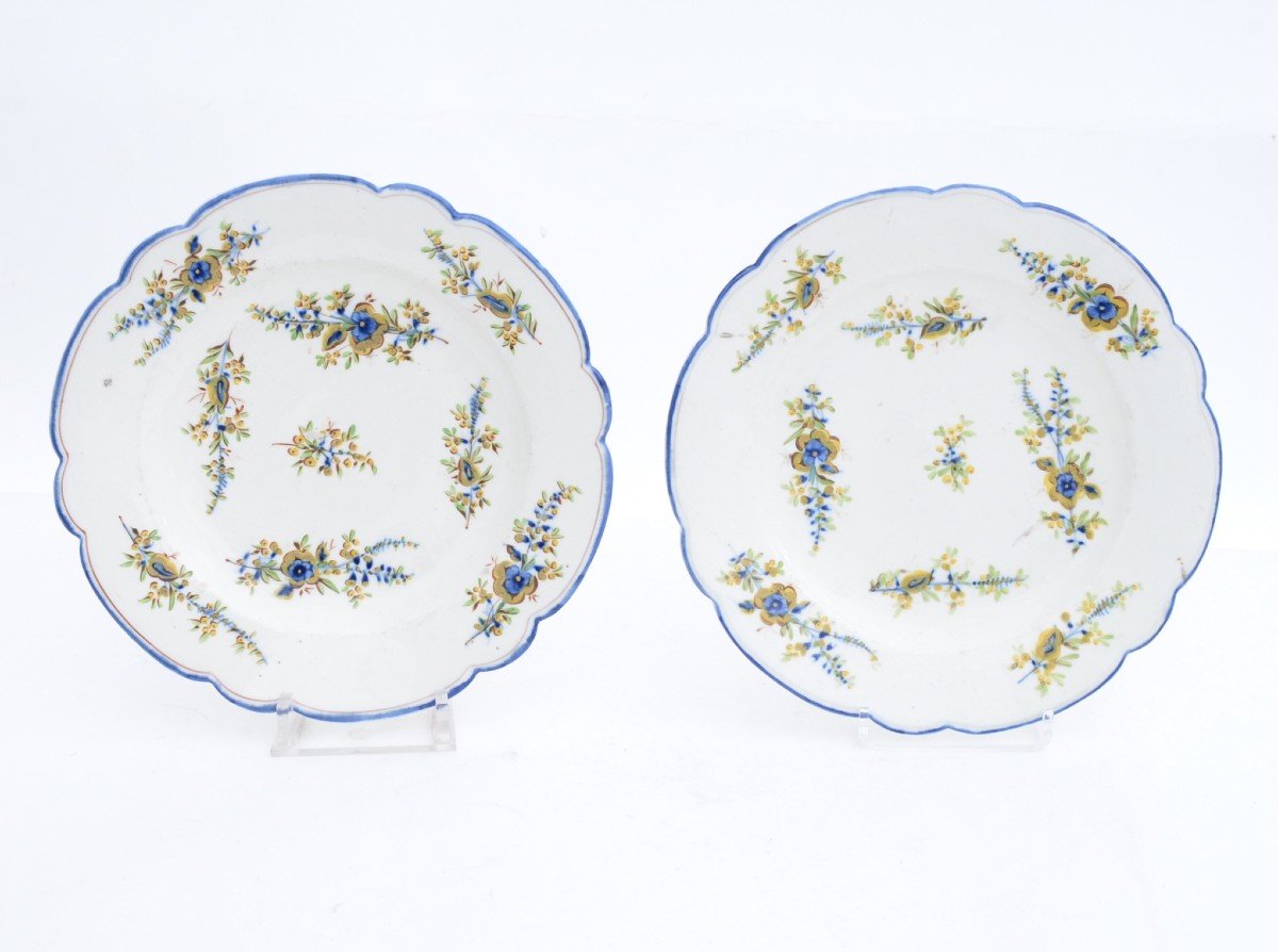 Paire d'Assiettes En Porcelaine Tendre Du Chantilly à Décor Polychrome 18ème