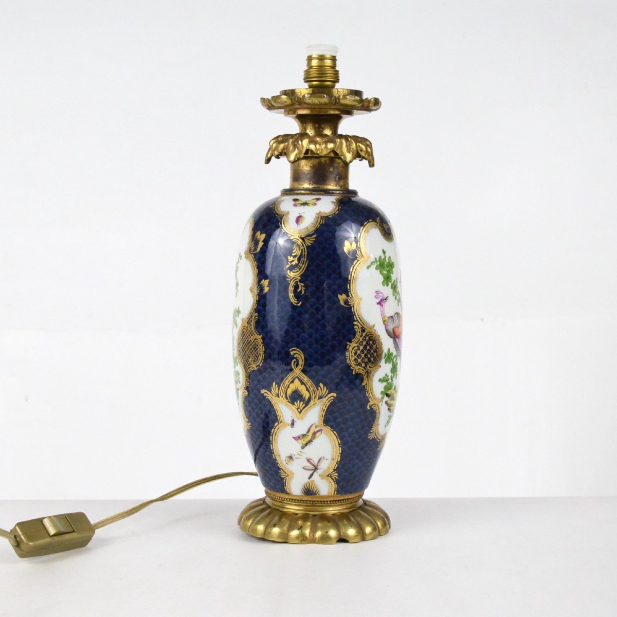 Vase En Porcelaine Dans Le Gout De Sèvres Monté En Lampe Dans Une Monture En Metal Doré XIXème-photo-3