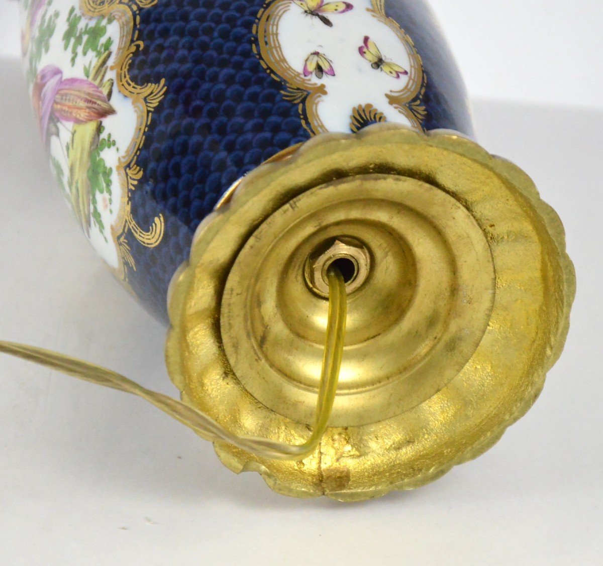 Vase En Porcelaine Dans Le Gout De Sèvres Monté En Lampe Dans Une Monture En Metal Doré XIXème-photo-3