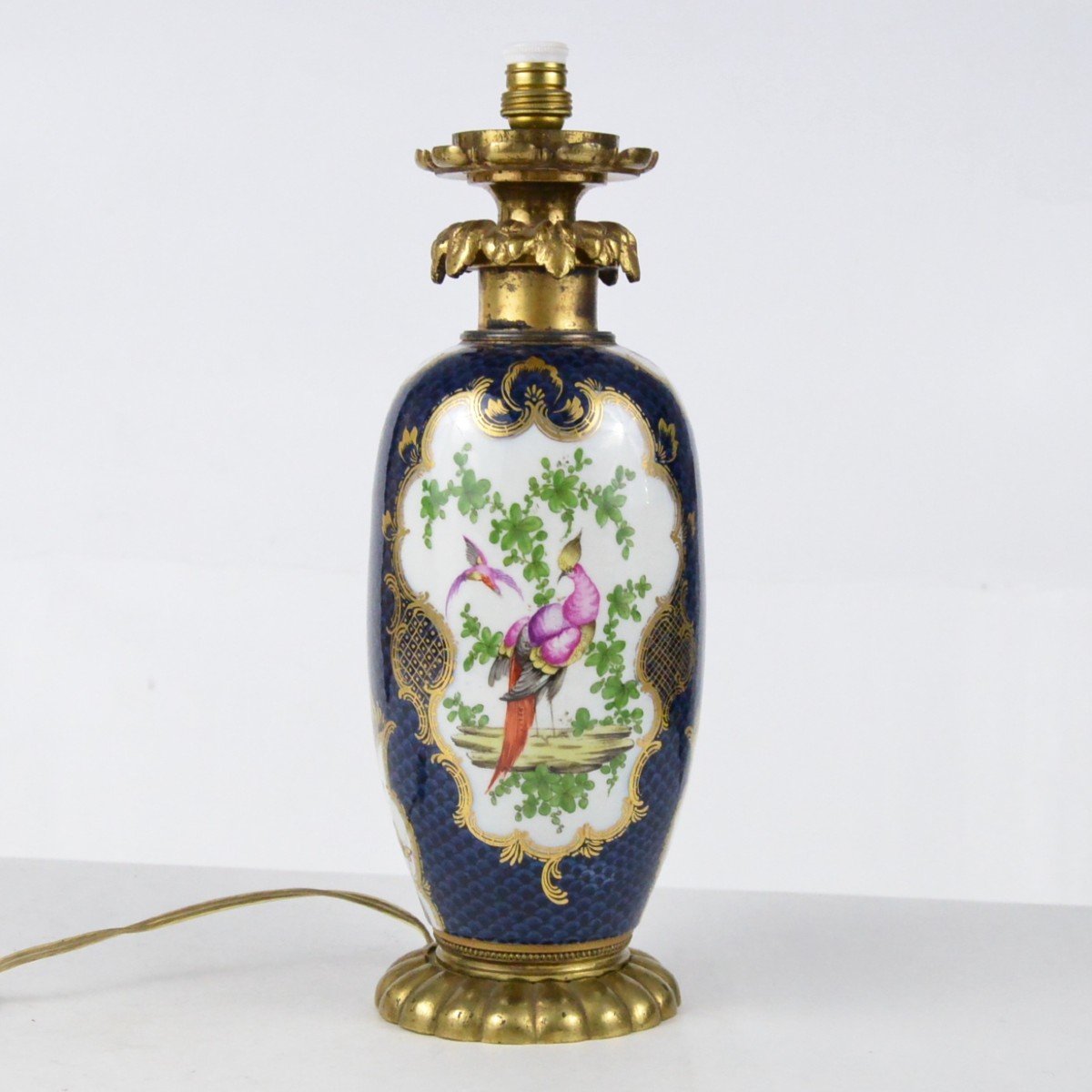 Vase En Porcelaine Dans Le Gout De Sèvres Monté En Lampe Dans Une Monture En Metal Doré XIXème