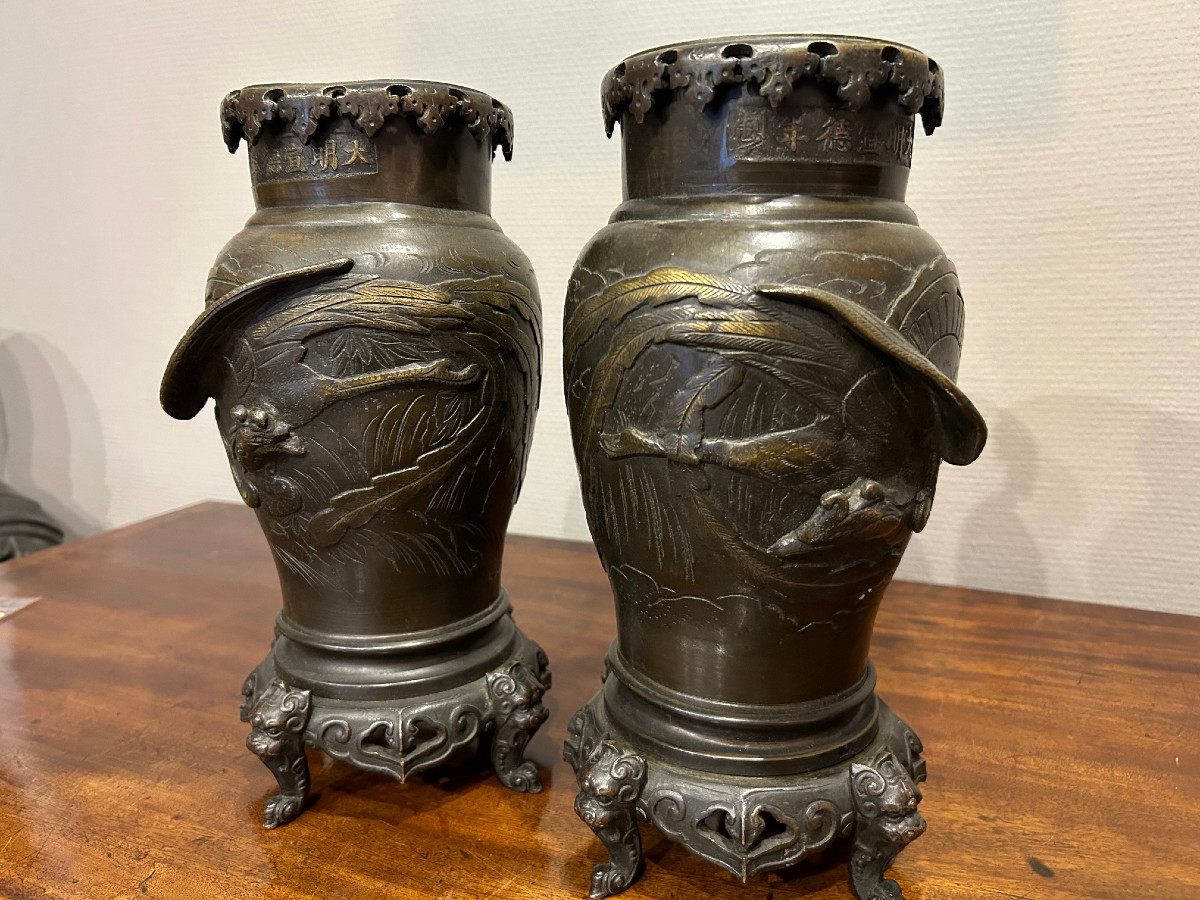A Beautiful Pair Of 19th-century Chinese Bronze Vases-photo-1