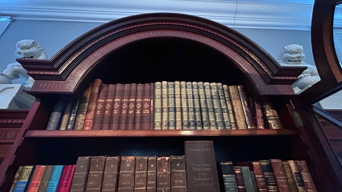 Inlaied Mahogany Dome Top Bookcase, Victorian Period-photo-7
