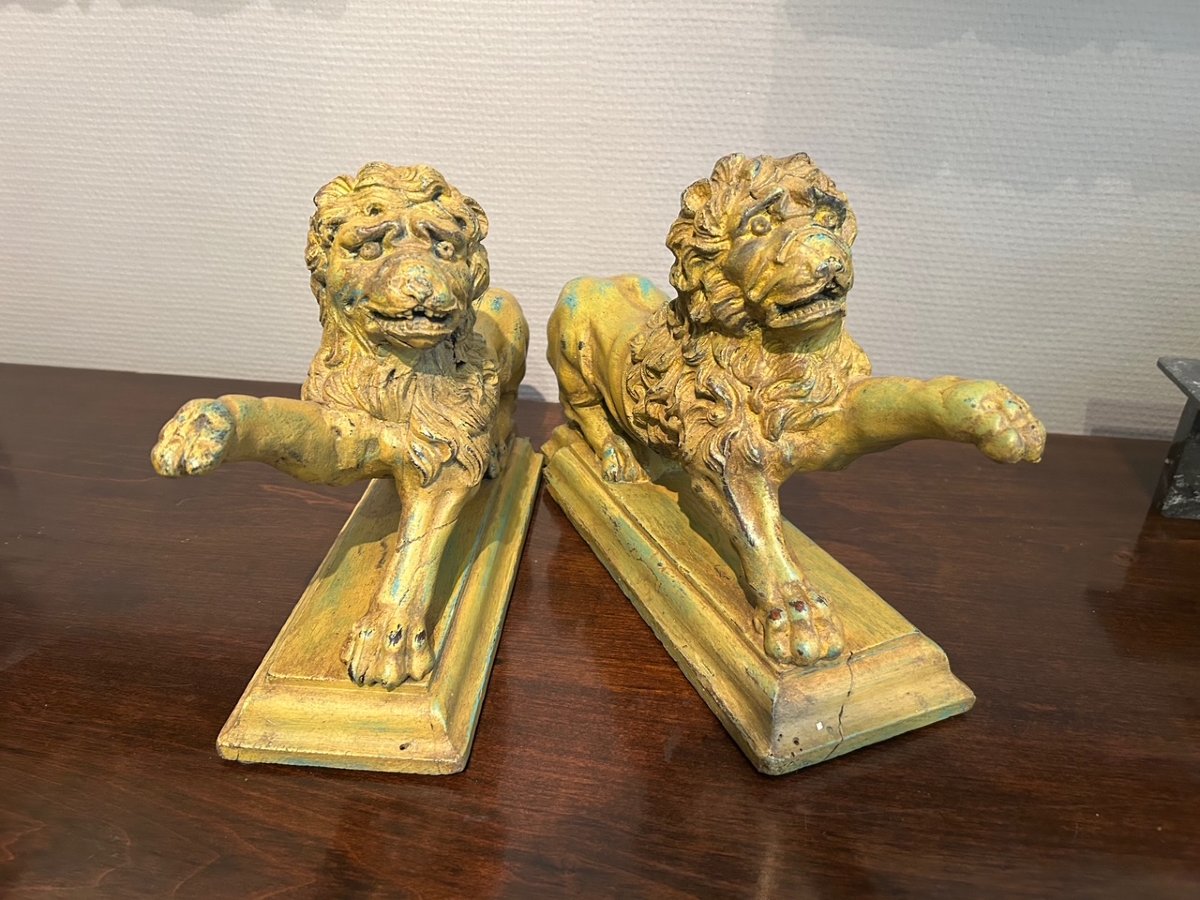 Une paire de figures de lions en bois sculpté, XVIIe siècle-photo-3