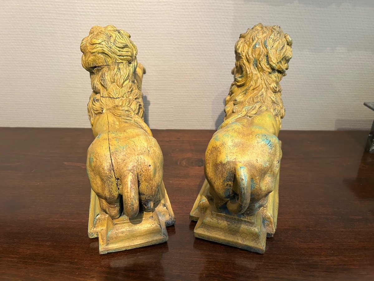 Une paire de figures de lions en bois sculpté, XVIIe siècle-photo-4