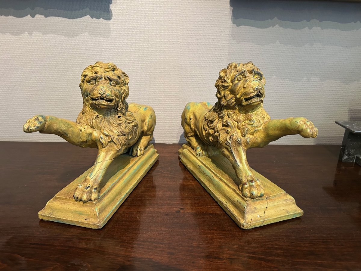 Une paire de figures de lions en bois sculpté, XVIIe siècle