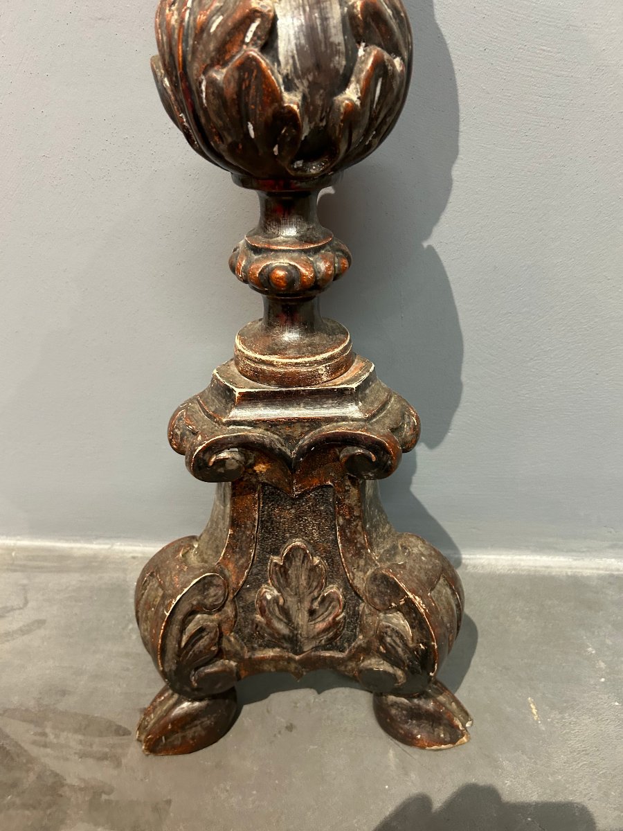 Un grand candélabre de style baroque en bois polichrome-photo-1