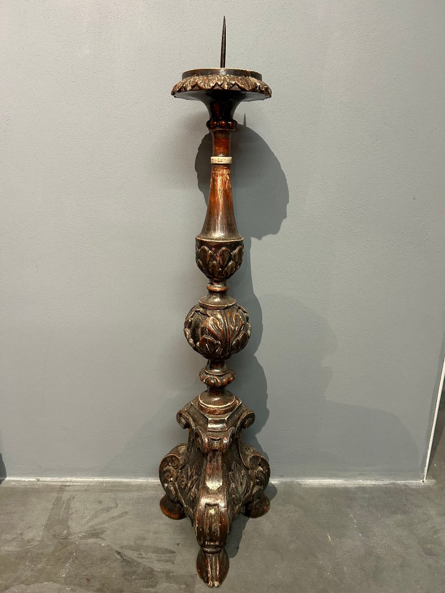 Un grand candélabre de style baroque en bois polichrome