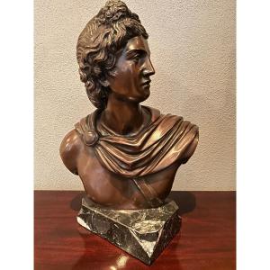 Un buste en bronze d'Alexandre le Grand sur un socle en marbre