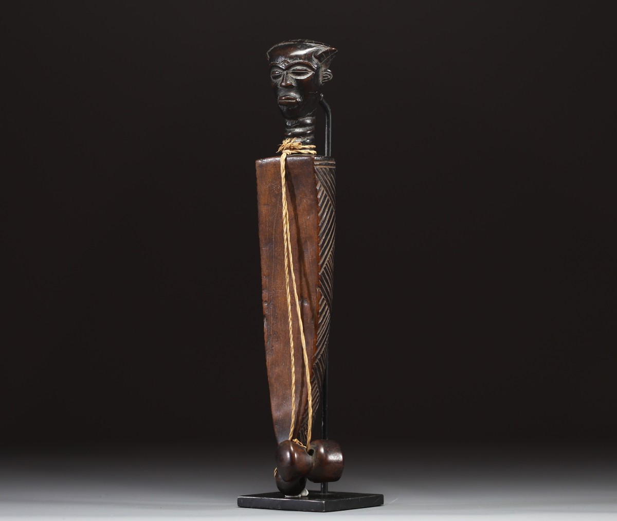 Africa Drc - Kuba/bushoong Rubbing Oracle In Carved Wood Topped With A Head, 20th Century