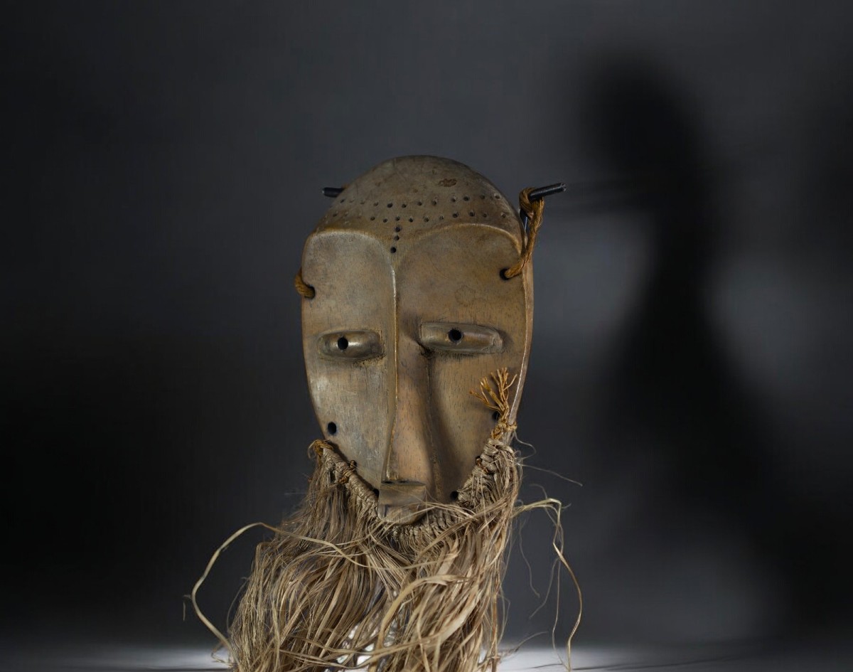 Afrique RDC - Masque Lega en bois sculpté et raphia. patina tribal