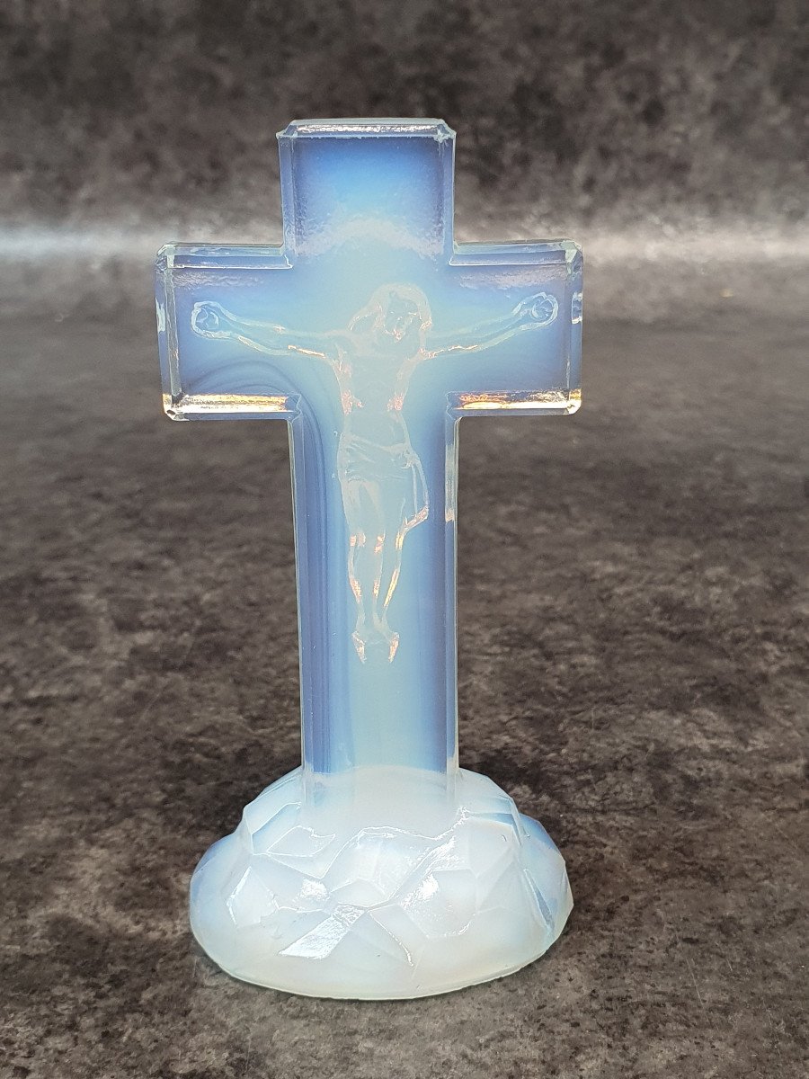 Christ On The Cross In Sabino Opalescent Glass?-photo-1