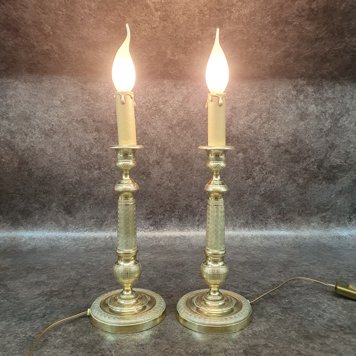 Paire De Bougeoir En Bronze Montés En Lampe