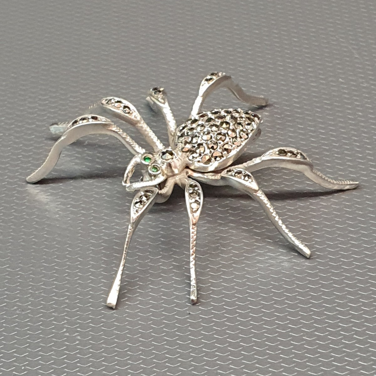 Broche araignée en argent et marcassites