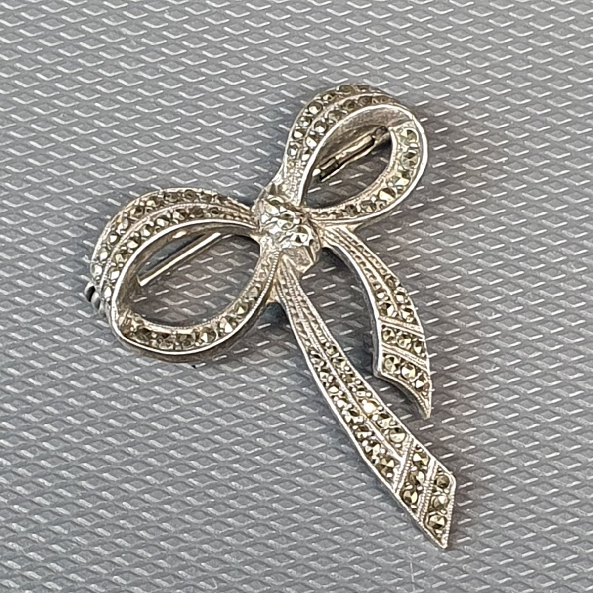 Broche En Argent Et Marcassite en forme de noeud art déco-photo-2