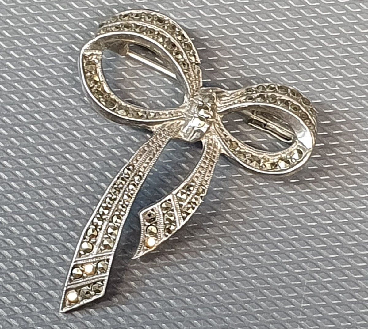 Broche En Argent Et Marcassite en forme de noeud art déco