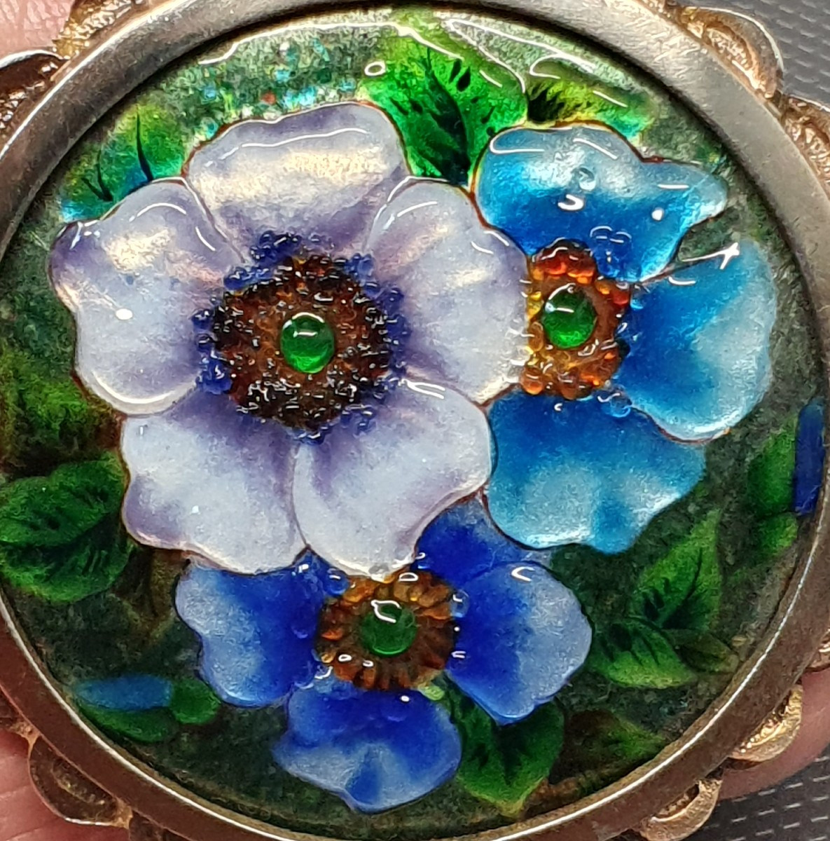 Broche en émaux sur cuivre de limoges Bétourné