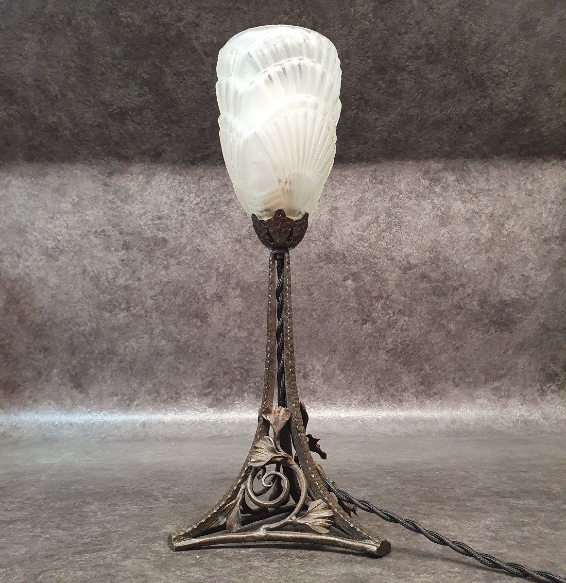 lampe art nouveau en fer forgé feuille de ginkgo