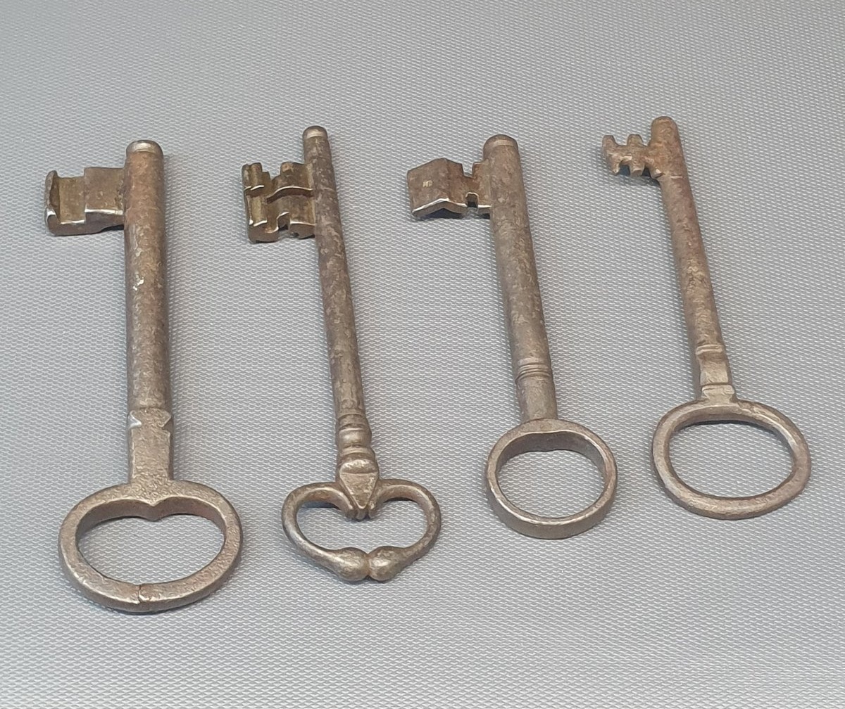 Set Of 4 18th - 19th Century Iron Keys-photo-2