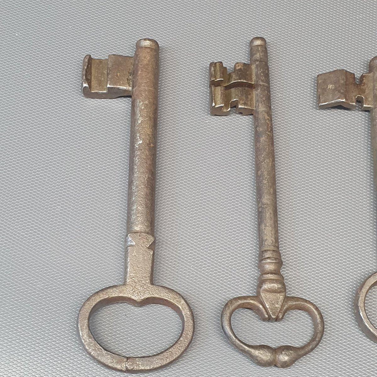 Set Of 4 18th - 19th Century Iron Keys-photo-3