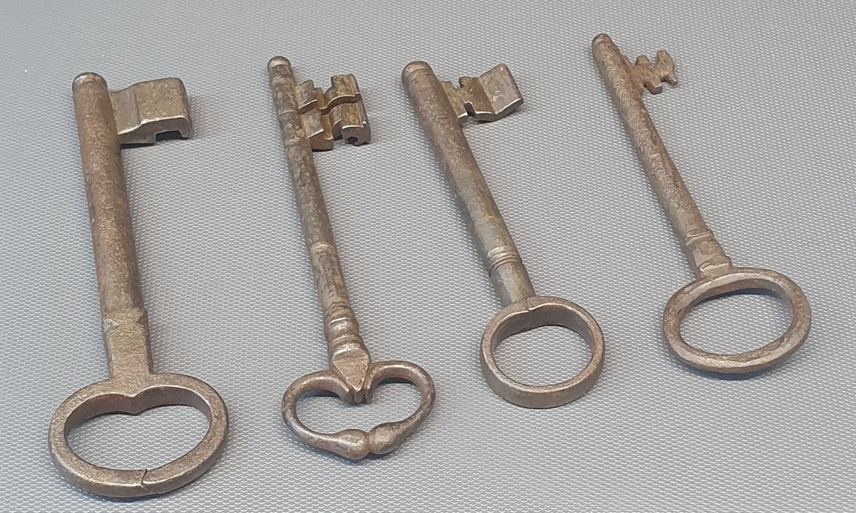 Set Of 4 18th - 19th Century Iron Keys