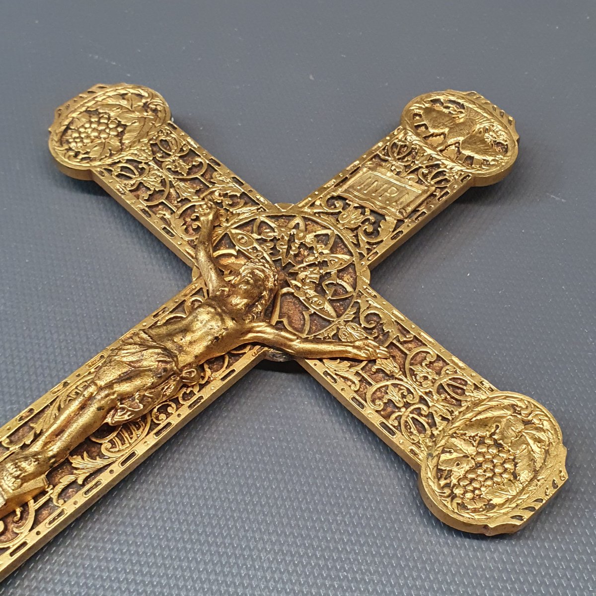 croix en bronze doré