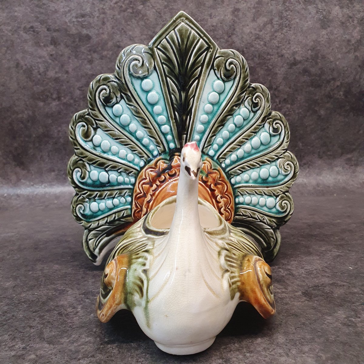Peacock-patterned Slurry Centerpiece-photo-2