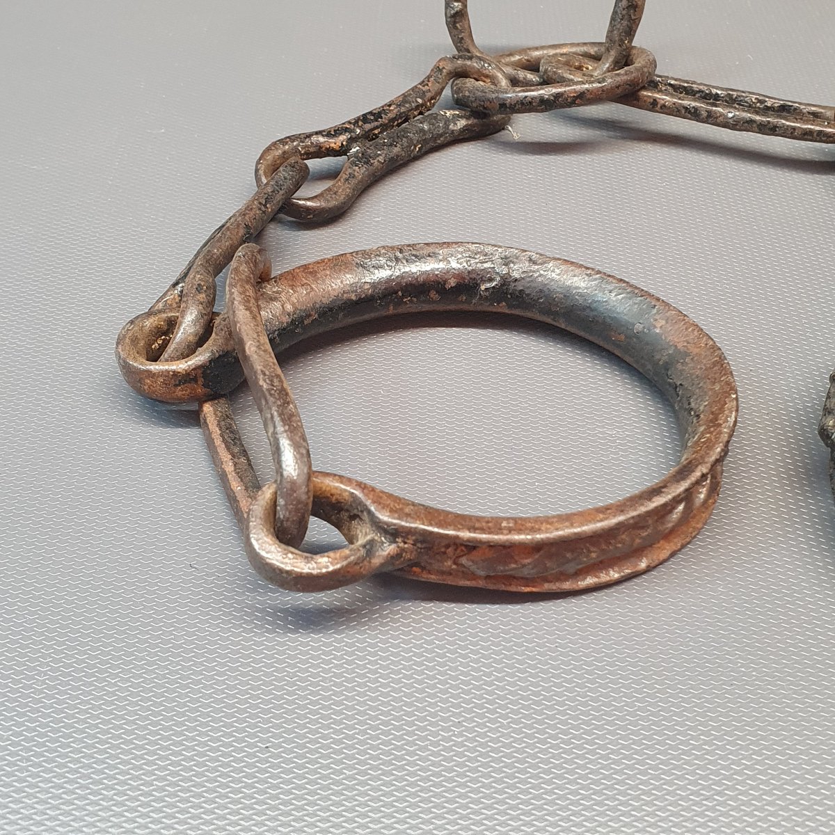 Pair Of 17th-century Wrought-iron Handcuffs-photo-3
