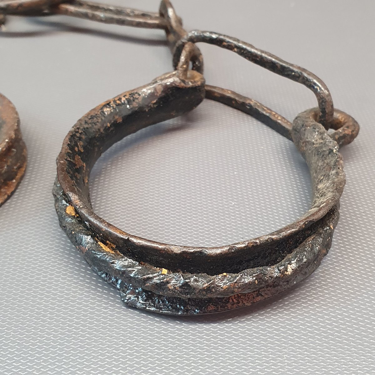 Pair Of 17th-century Wrought-iron Handcuffs-photo-4