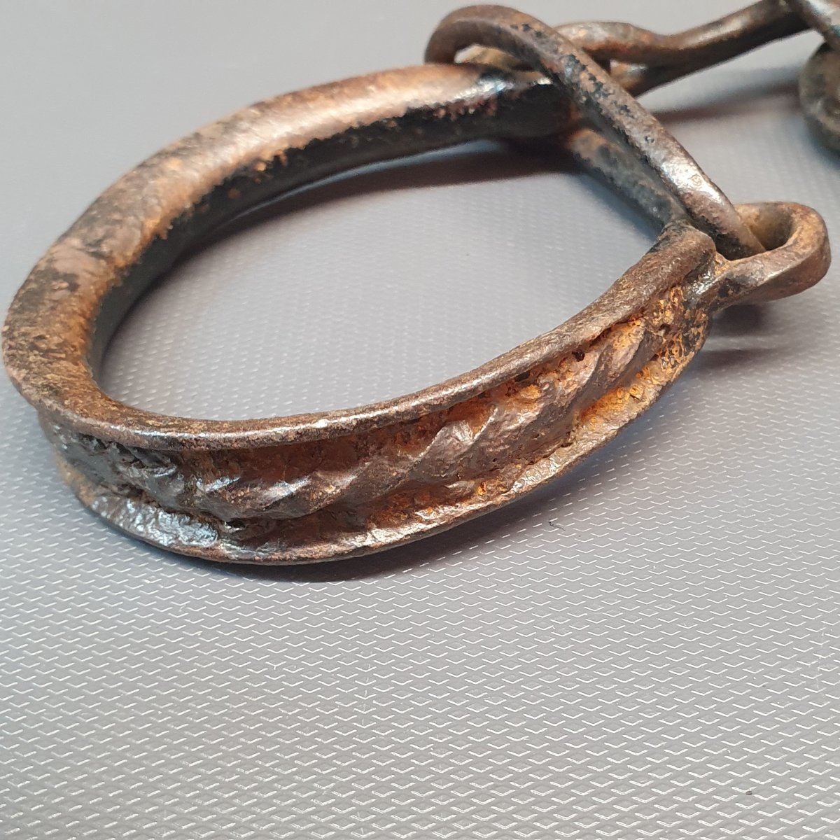 Pair Of 17th-century Wrought-iron Handcuffs-photo-3